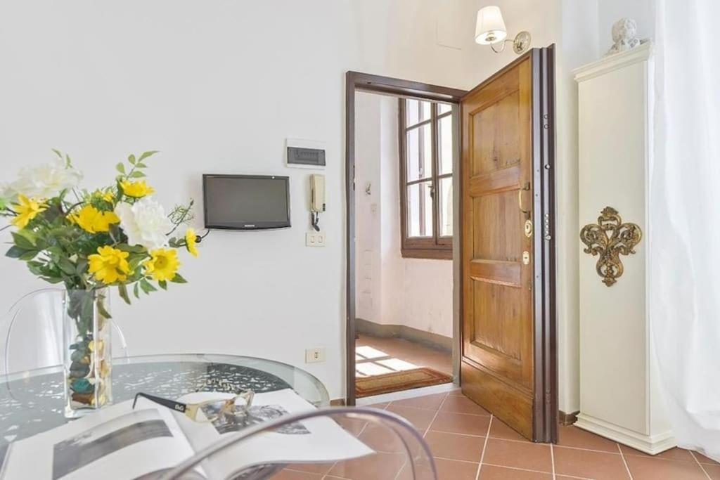 Ur-nest Window On Arno Apartment Florenz